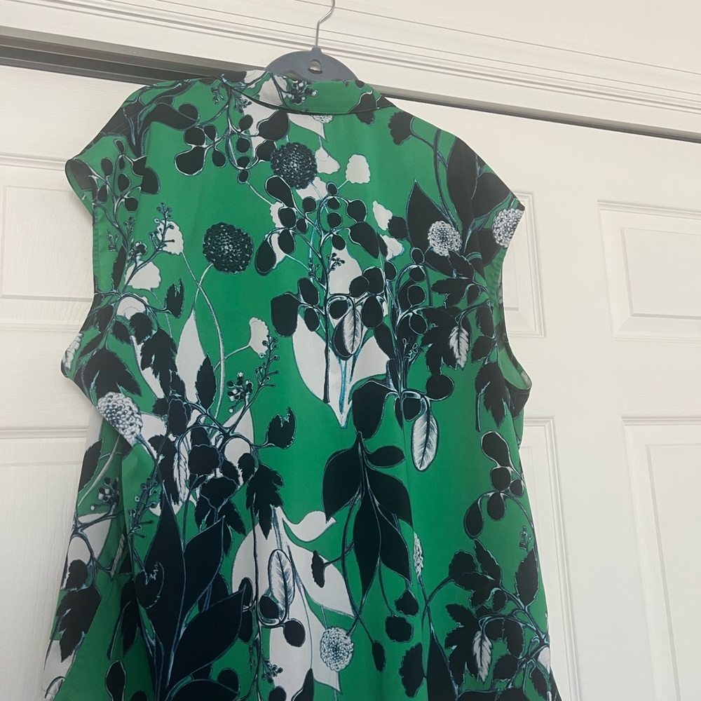 Coldwster Creek Green and Navy Floral Button Down Sleeveless Shirt. - Picture 3 of 7